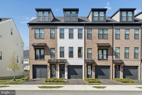 Photo of 22906 Tawny Pine Sq, ASHBURN, VA 20148 (MLS # VALO2122128)