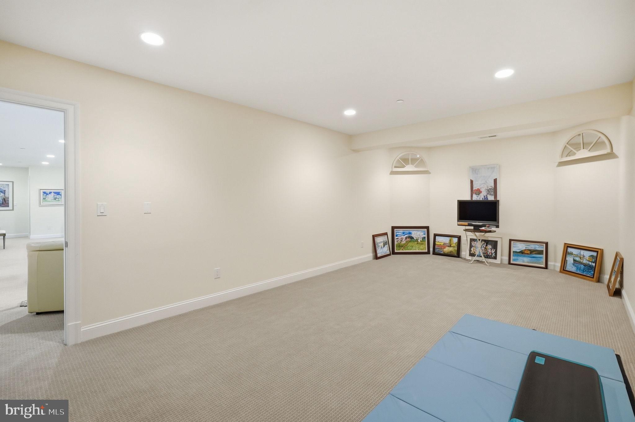 POTOMAC OUTSIDE - Residential