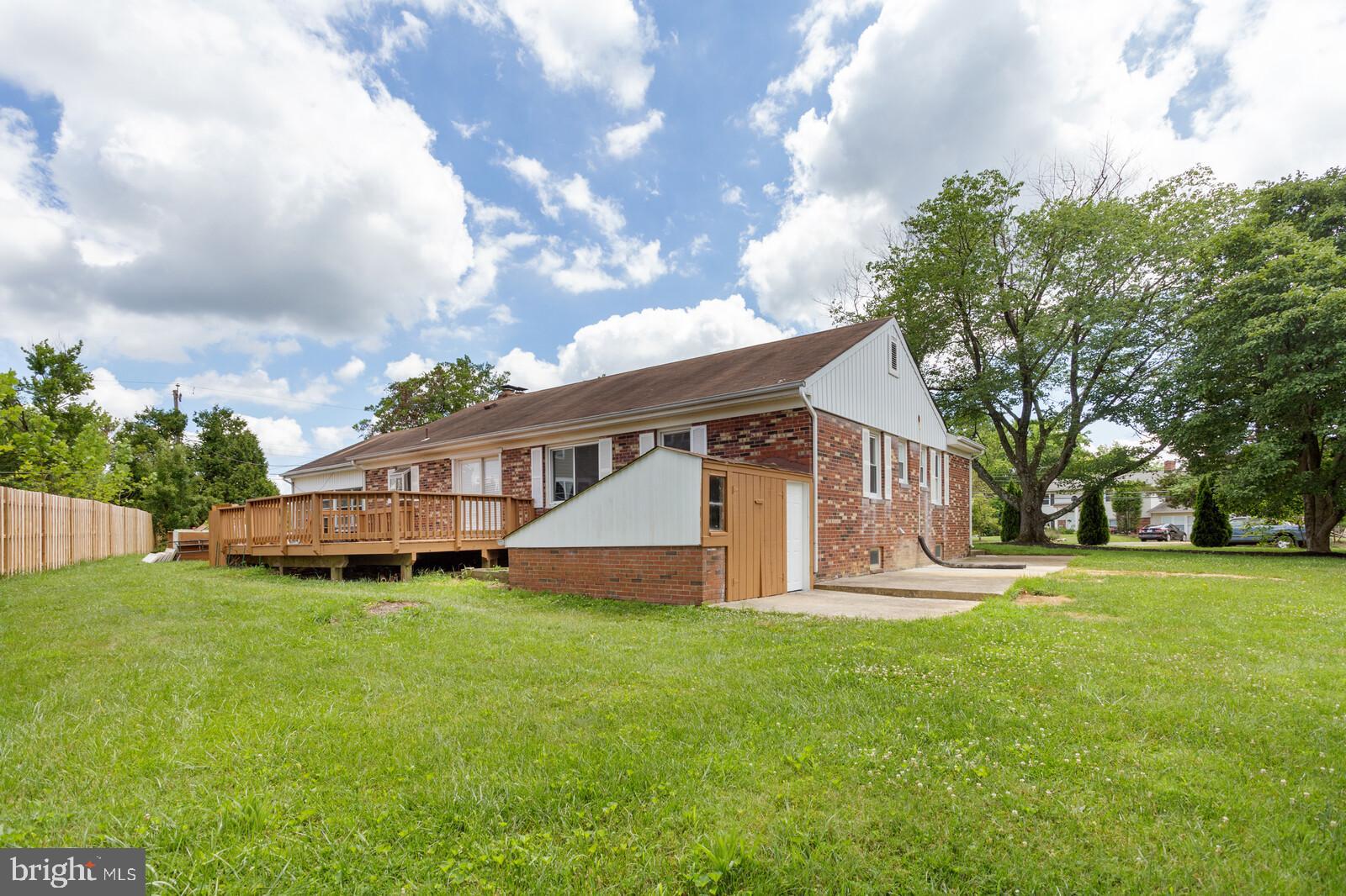 COUNTRY CLUB VIEW - Residential