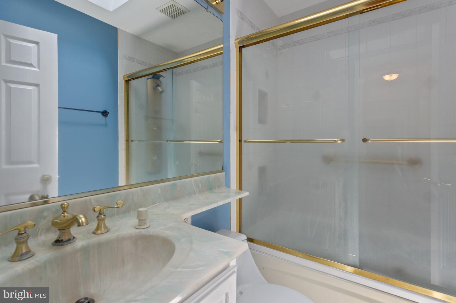 COUNTRY CLUB VIEW - Residential