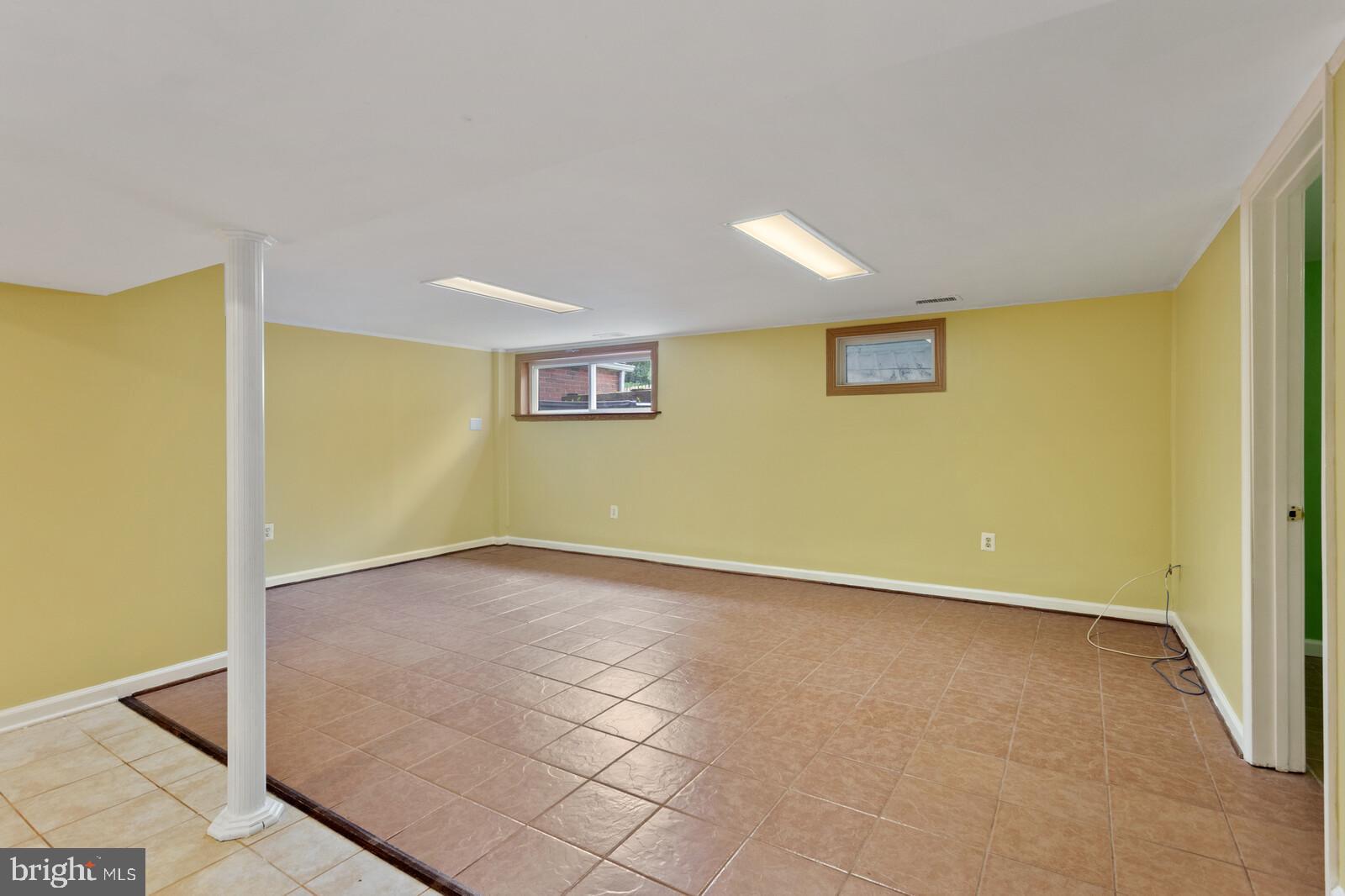 COUNTRY CLUB VIEW - Residential