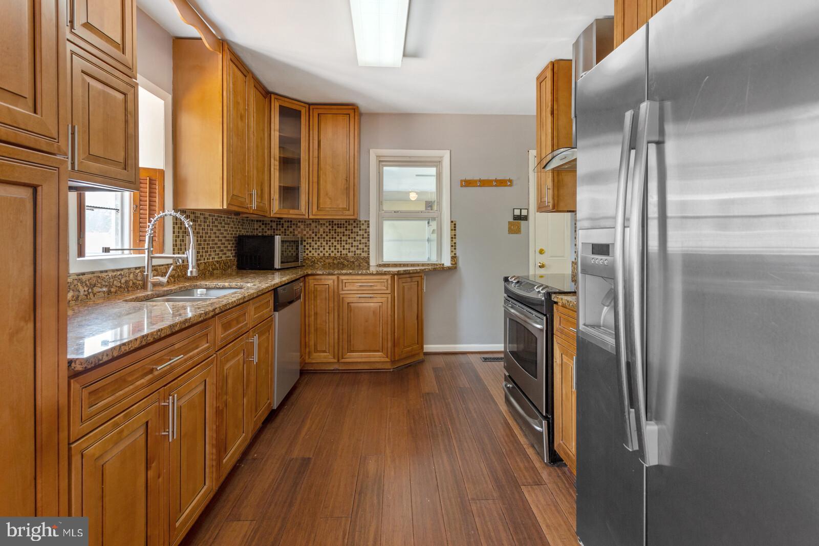 COUNTRY CLUB VIEW - Residential