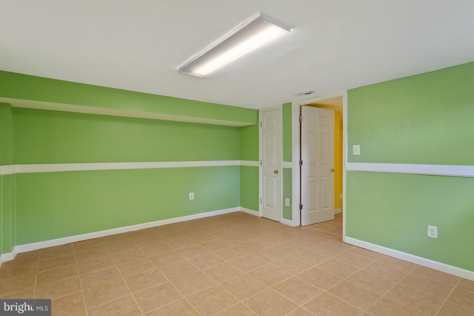 COUNTRY CLUB VIEW - Residential