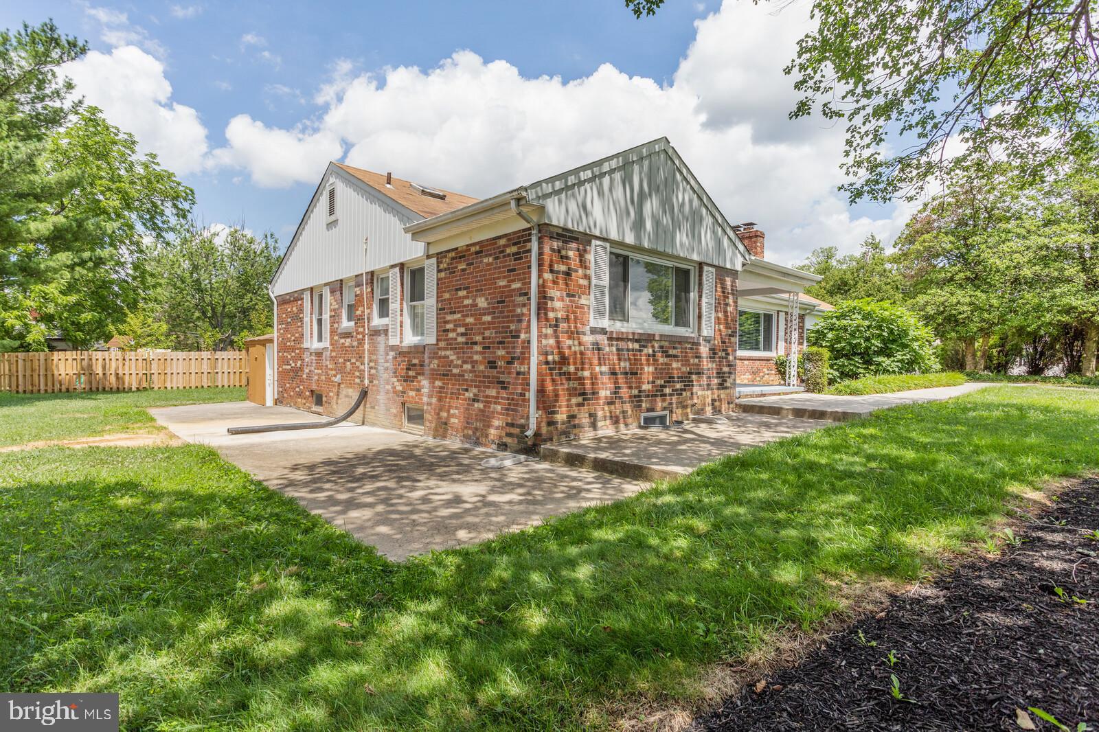 COUNTRY CLUB VIEW - Residential