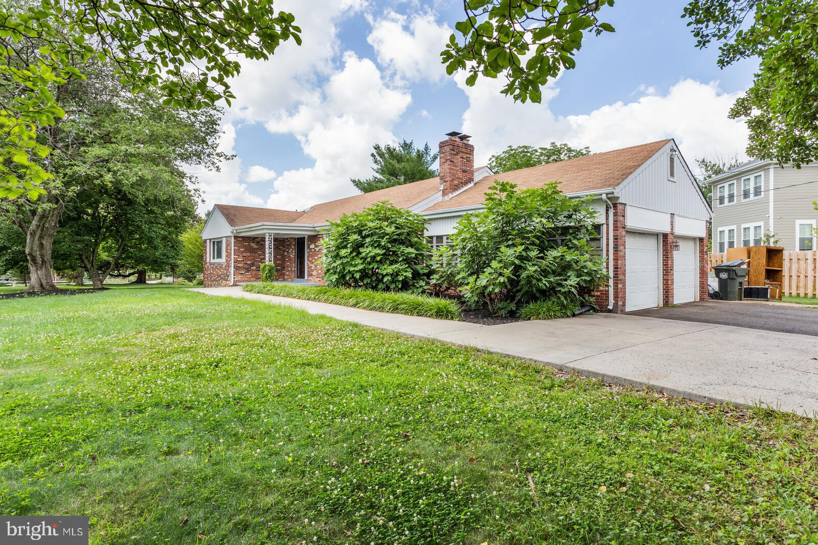 COUNTRY CLUB VIEW - Residential