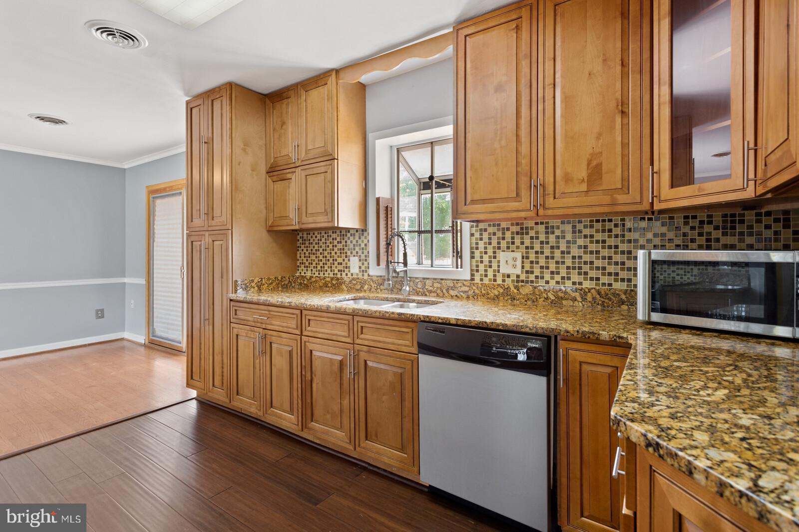 COUNTRY CLUB VIEW - Residential