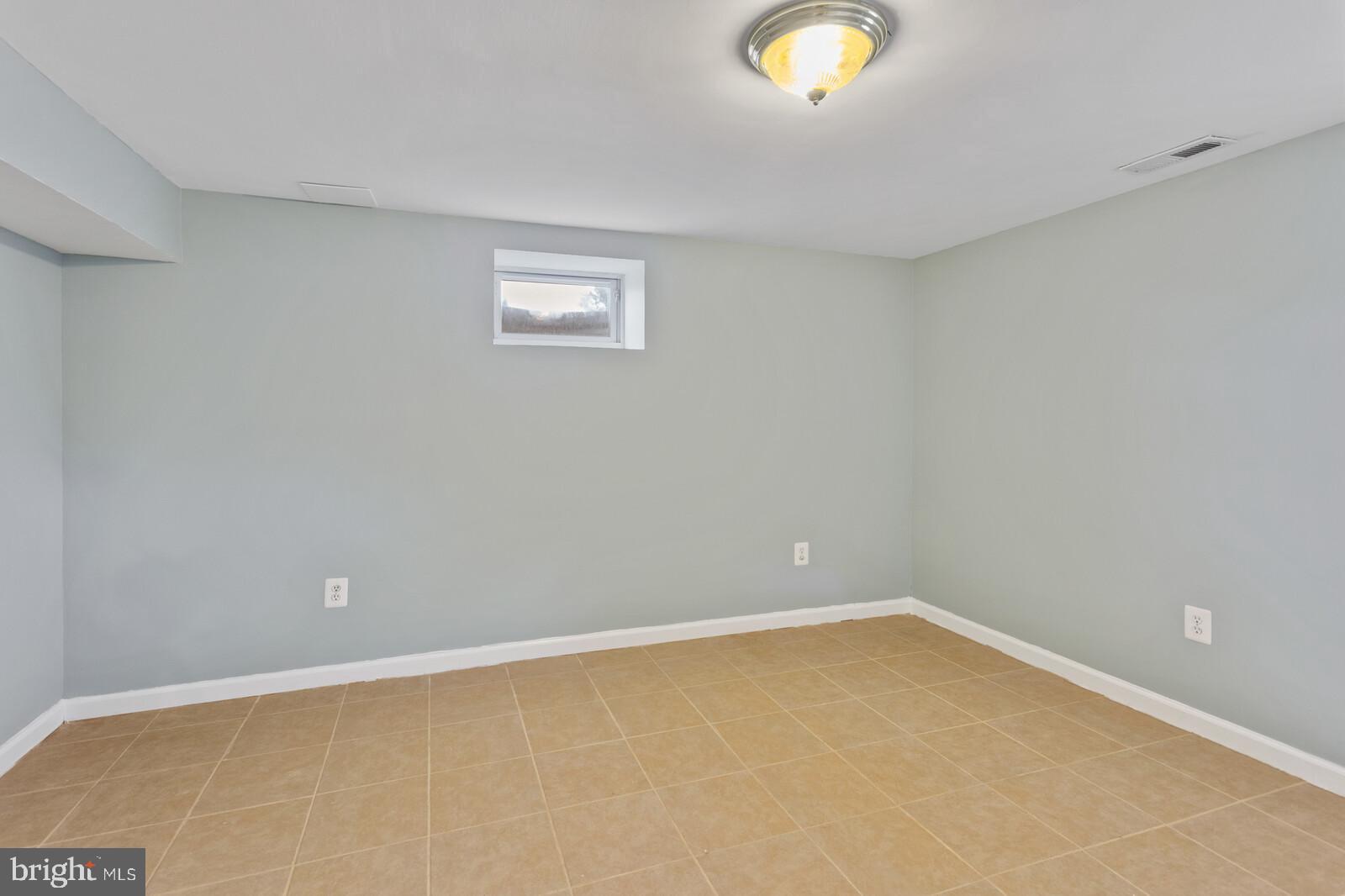 COUNTRY CLUB VIEW - Residential