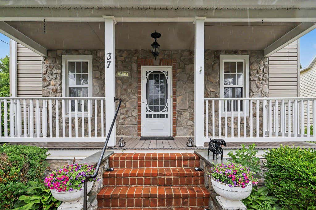 Photo of 37 High St, STEWARTSTOWN, PA 17363 (MLS # PAYK2109160)