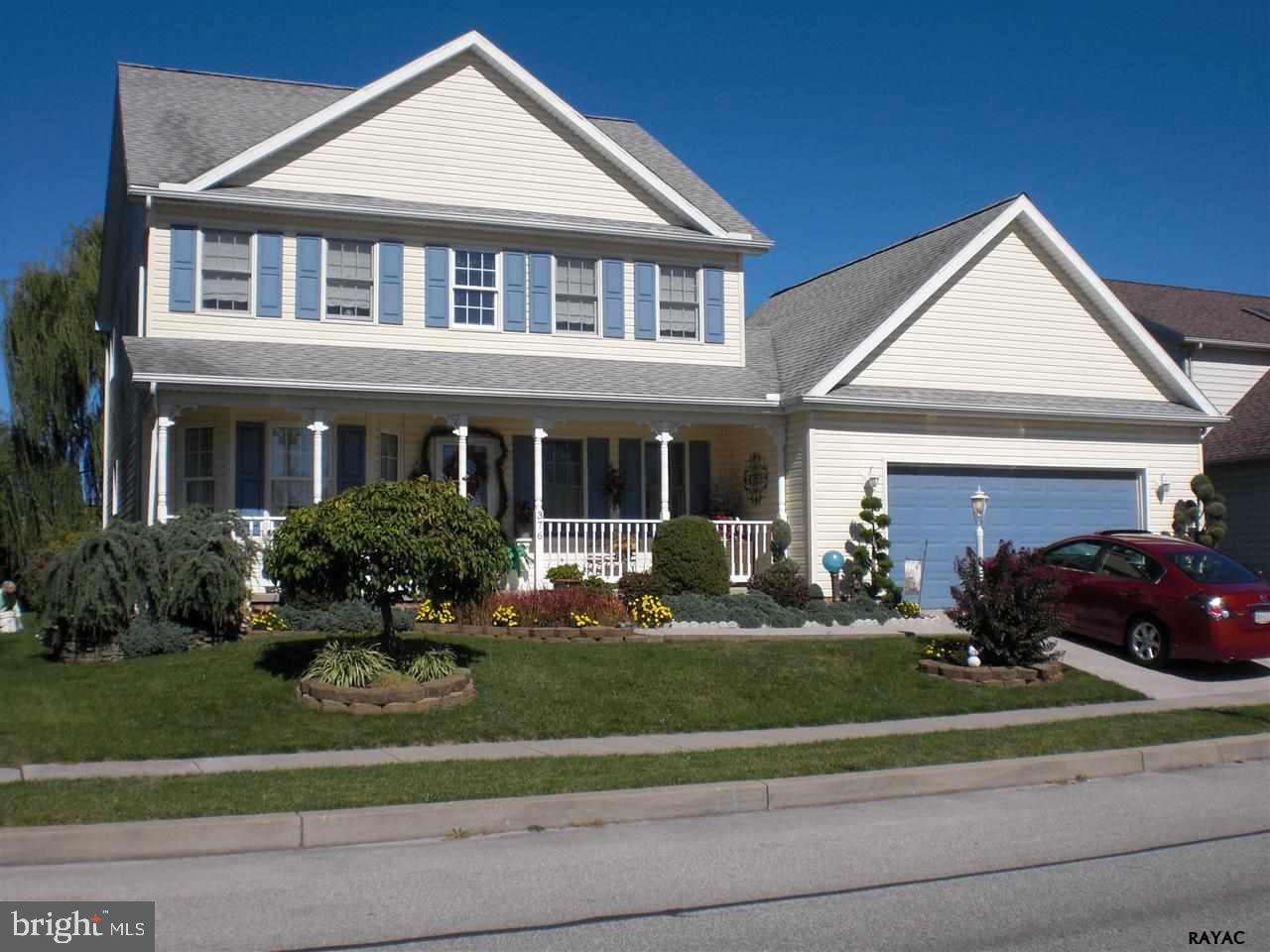 BEAUTIFULY MAINTAINED TWO STORY HOME.OPEN FLOOR PLAN.LARGE EAT IN KITCHEN,PLUS FORMAL DINNING ROOM.LARGE MASTER SUITE WITH LARGE BATH.LOCATED ON LOT WITH A BEAUTIFULY LAND SCAPED YARD
