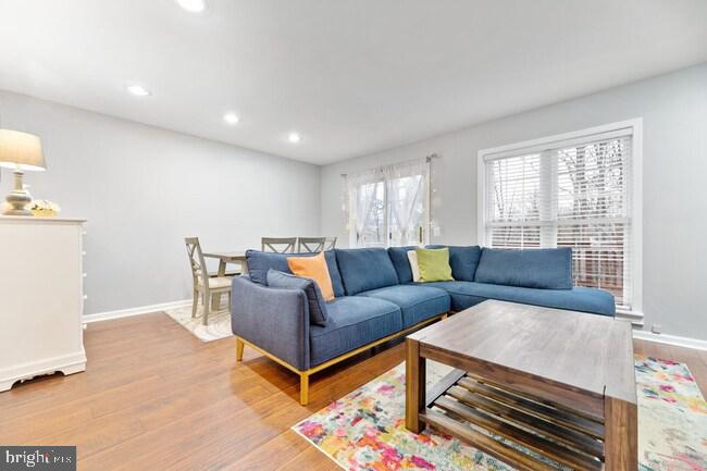 LONDON TOWNE - Residential Lease