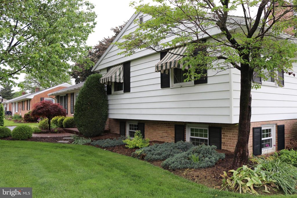 Photo of 321 Bareview Drive, LEOLA, PA 17540 (MLS # PALA2069366)