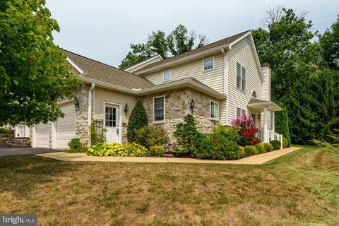 Photo of 19 Red Leaf Lane, LANCASTER, PA 17602 (MLS # PALA2054314)