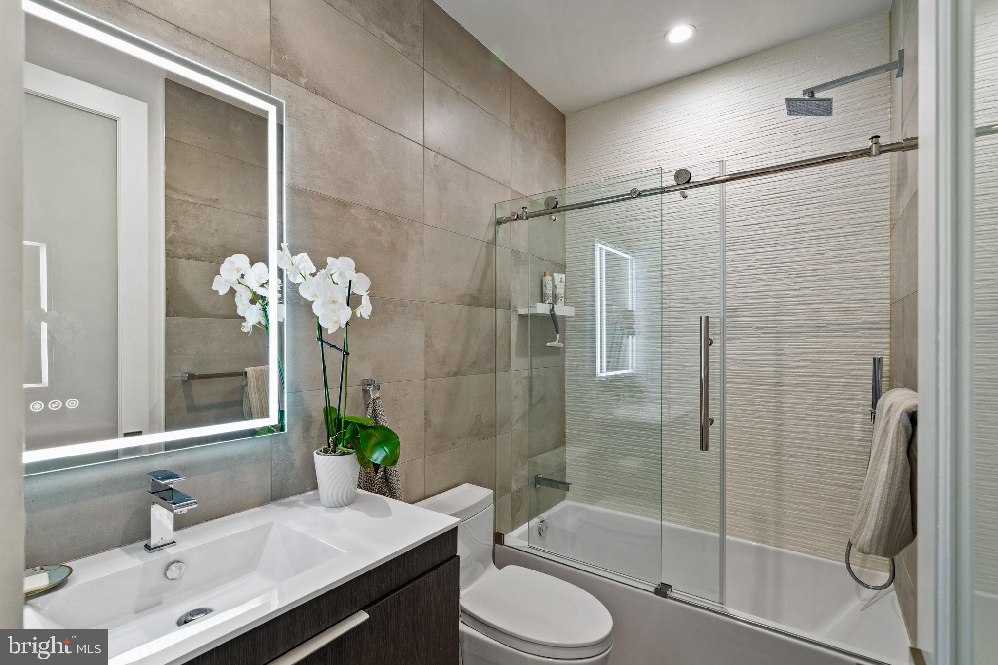 LOGAN SQUARE - Residential