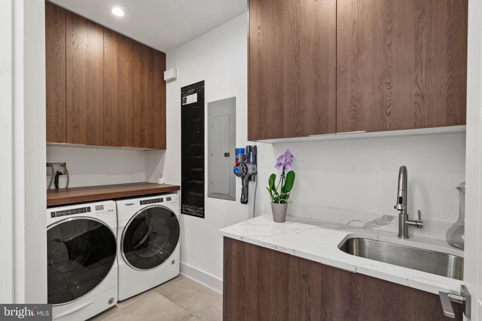 LOGAN SQUARE - Residential