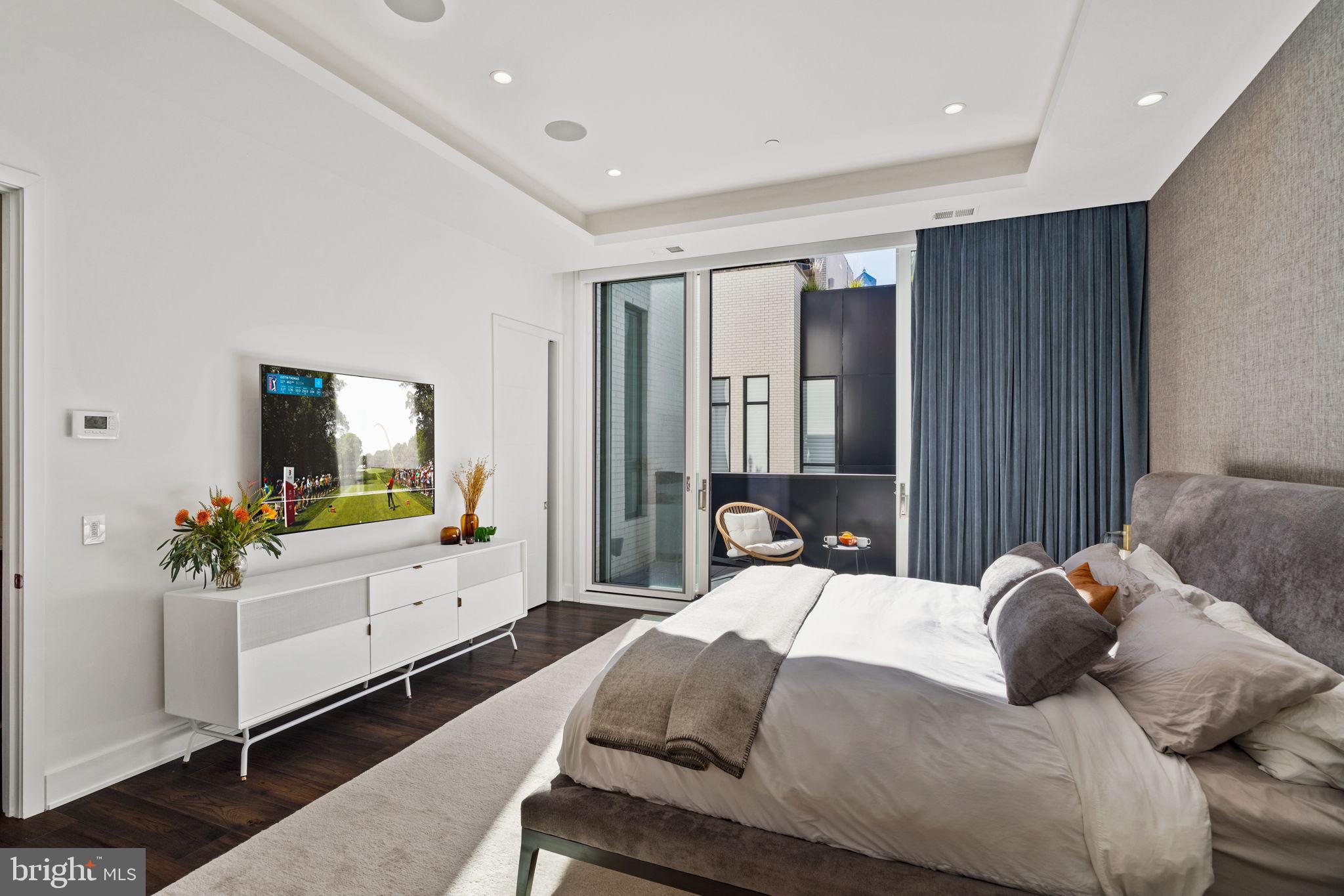 LOGAN SQUARE - Residential