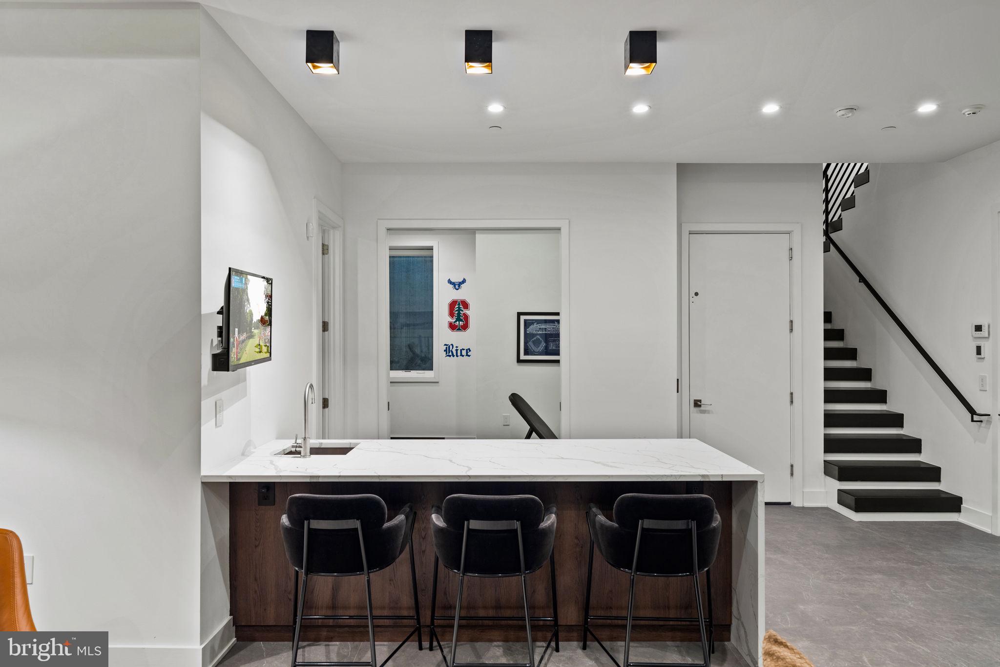 LOGAN SQUARE - Residential