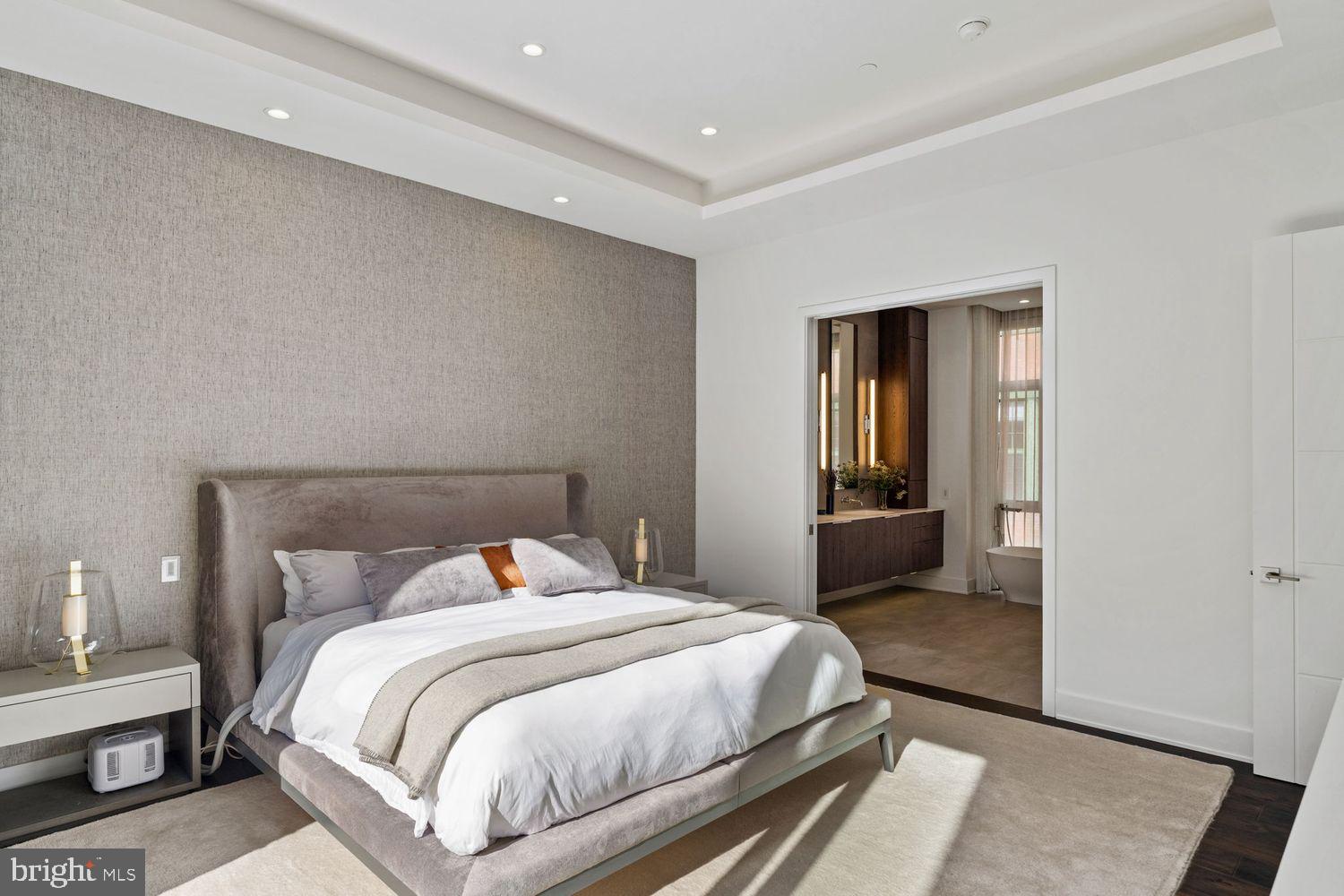 LOGAN SQUARE - Residential