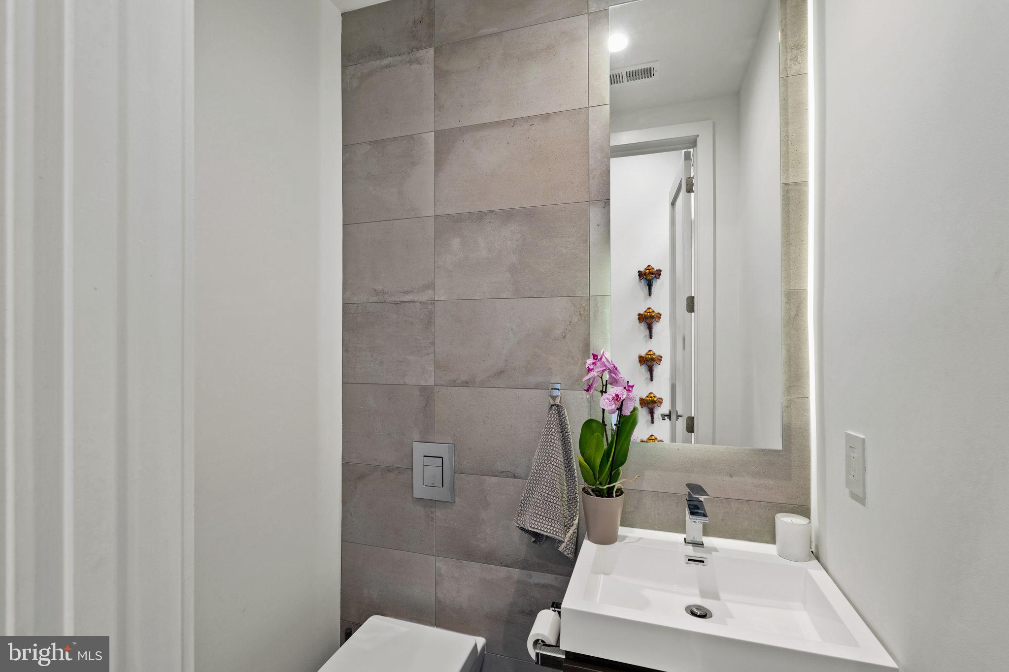 LOGAN SQUARE - Residential