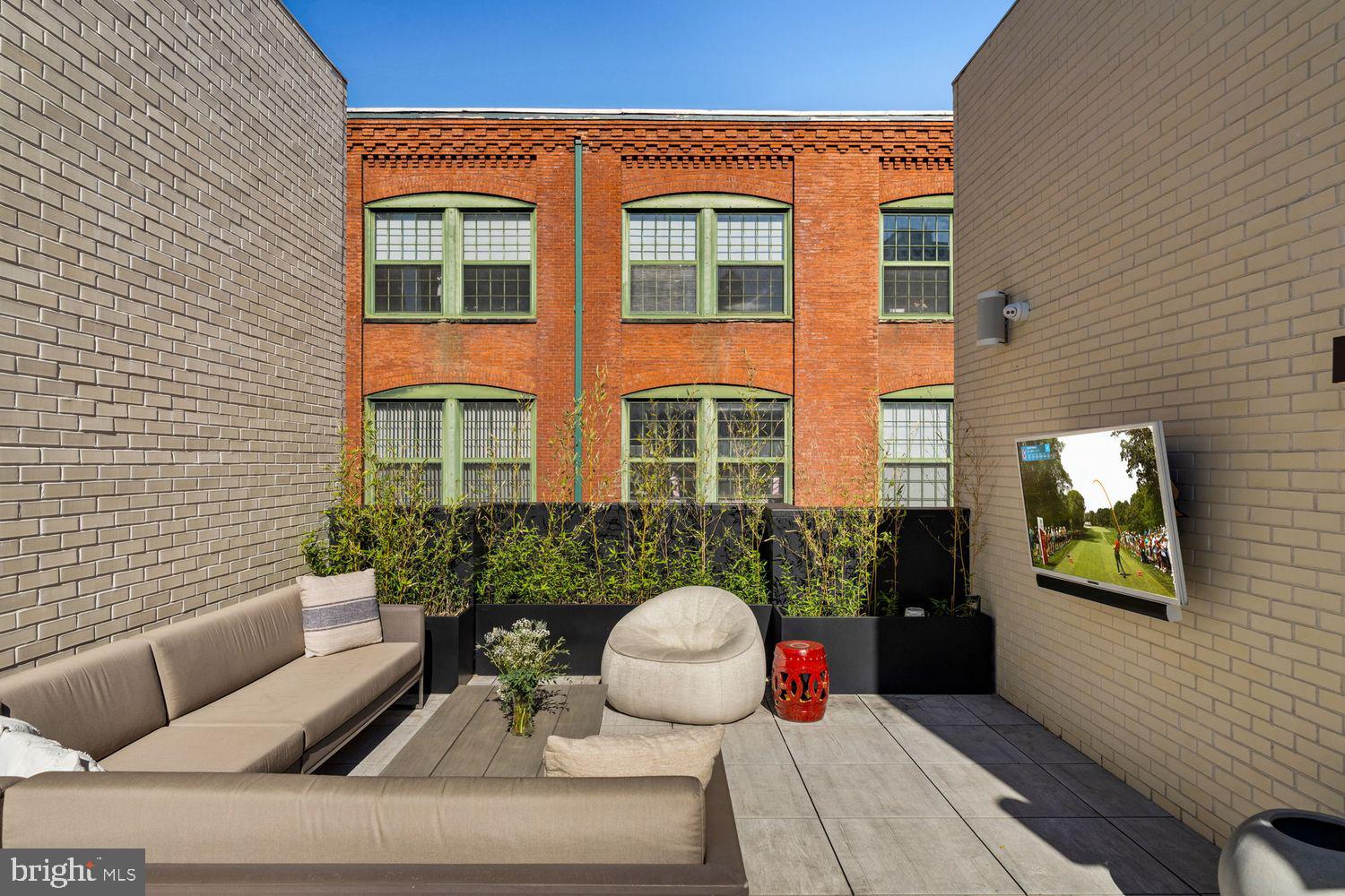 LOGAN SQUARE - Residential