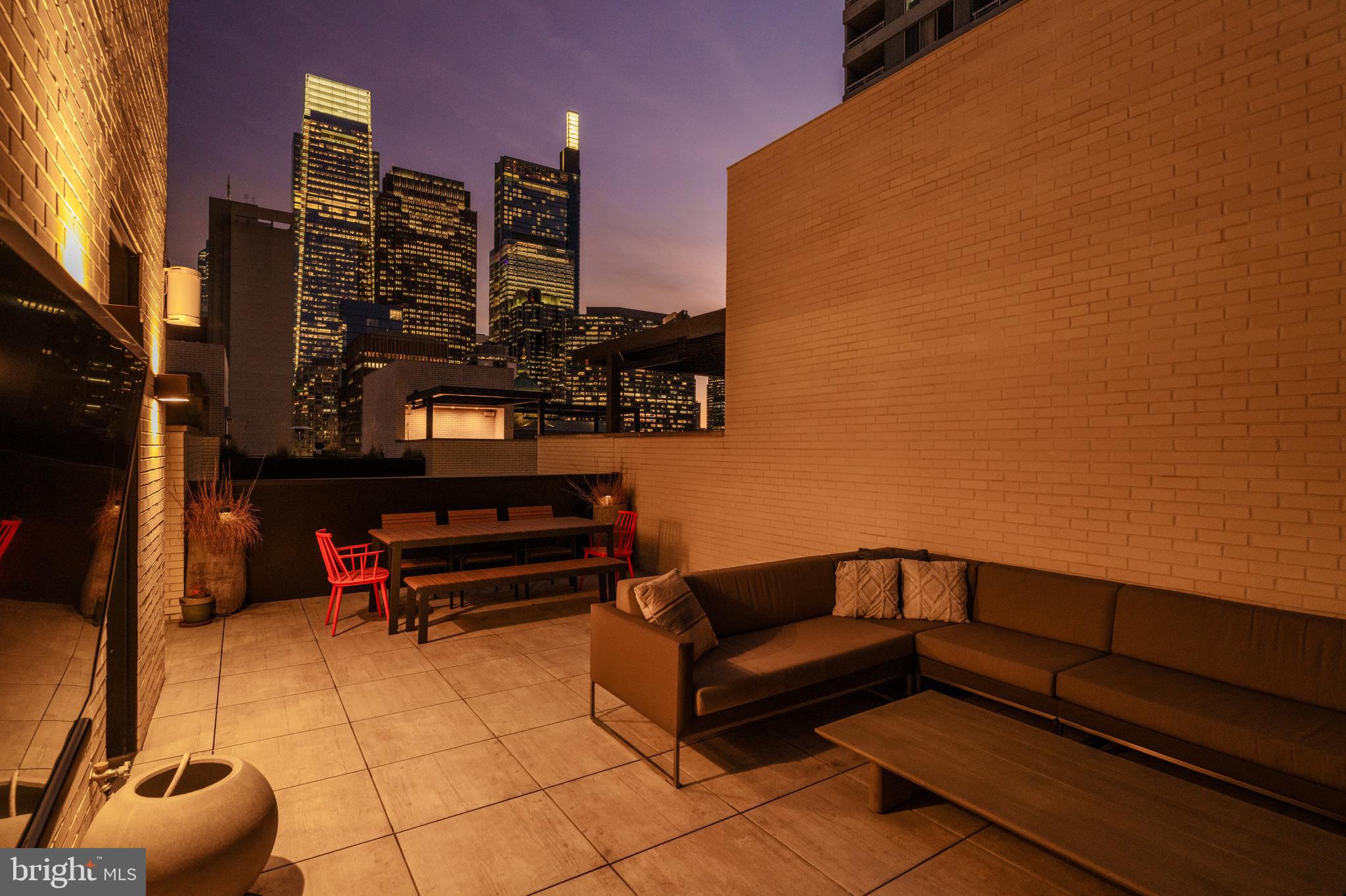 LOGAN SQUARE - Residential