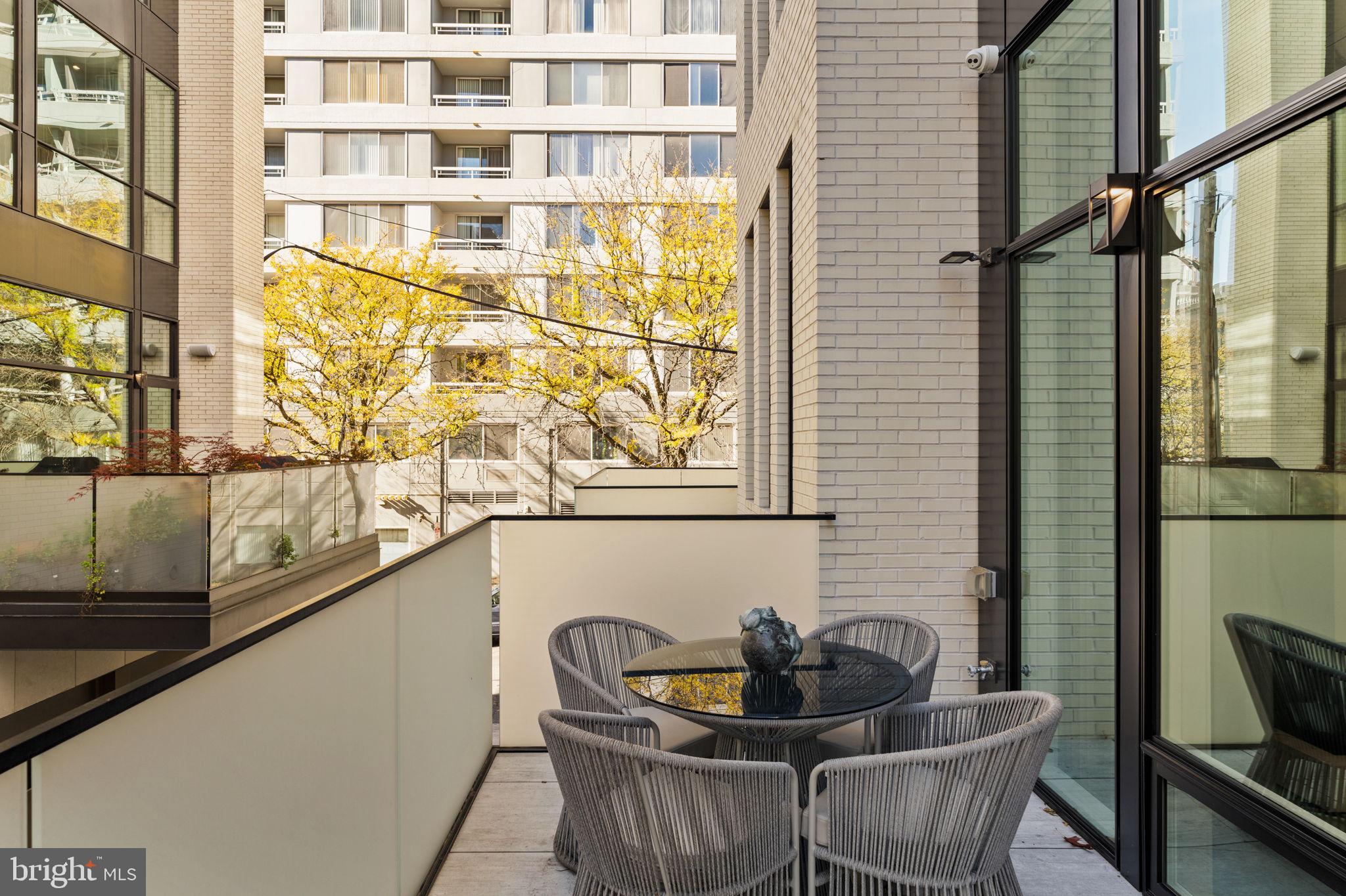 LOGAN SQUARE - Residential