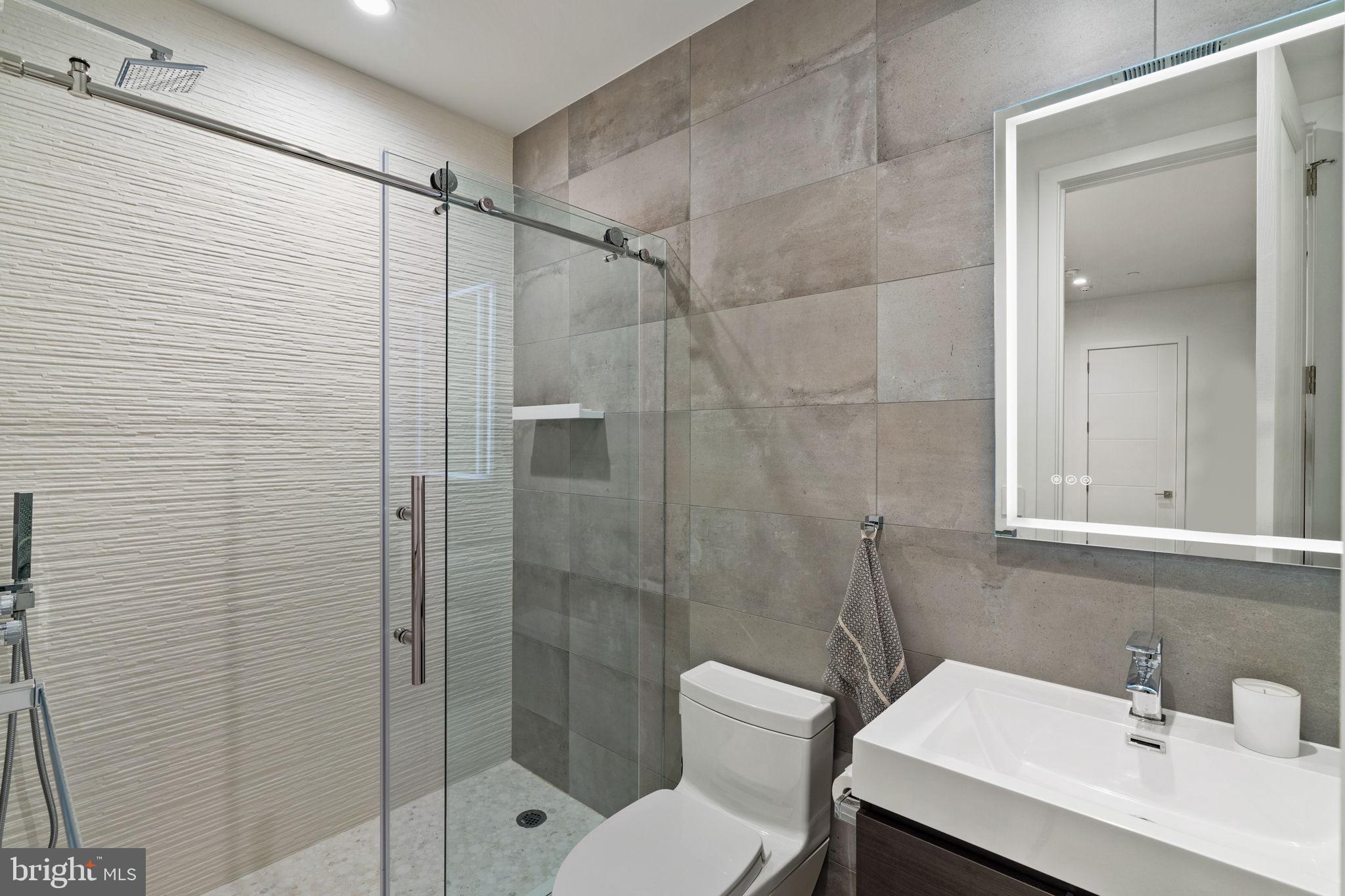 LOGAN SQUARE - Residential