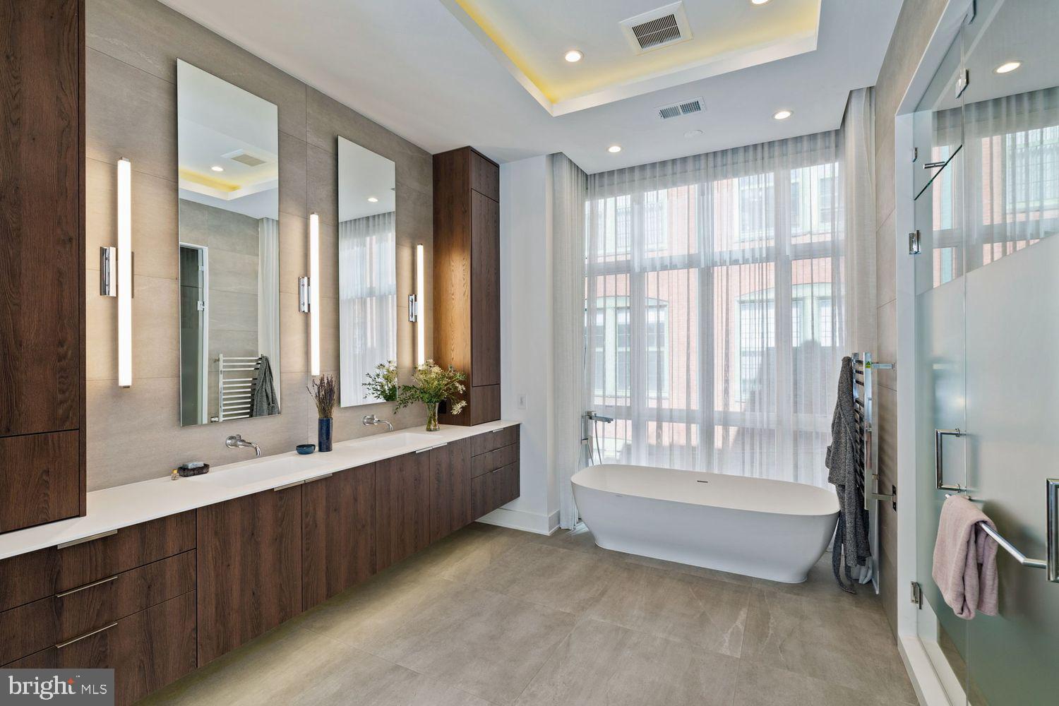 LOGAN SQUARE - Residential