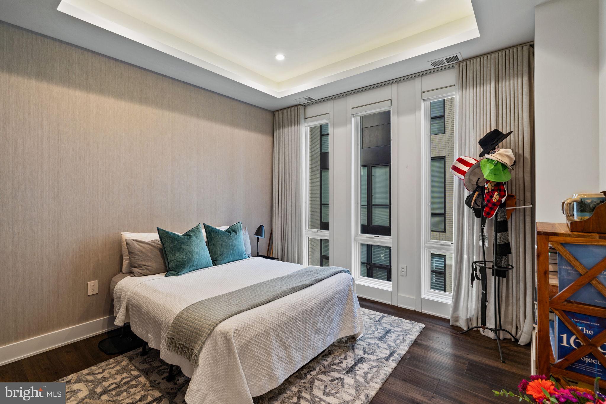 LOGAN SQUARE - Residential