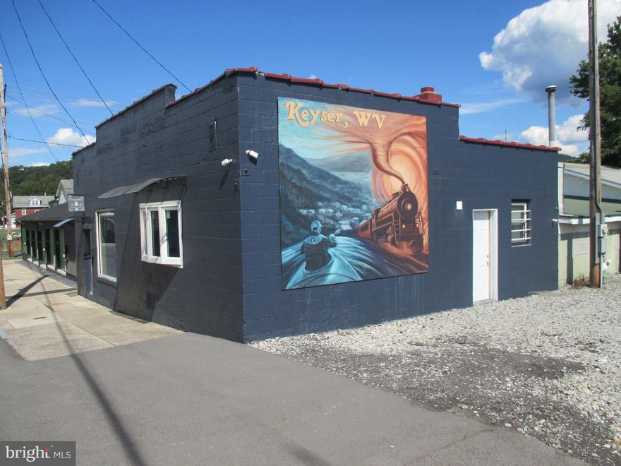 POSSIBILITIES ARE ENDLESS WITH THIS COMPLETELY REMODELED STUDIO HOME. COMMERCIAL, RESIDENTIAL, AIR BNB, ARTIST STUDIO...I COULD GO ON AND ON. CONVENIENTLY LOCATED NEAR SHOPPING, RESTAURANTS, BANKS, AND COFFEE SHOPS AND A SHORT BIKE RIDE TO PUBLIC ACCESS OF THE POTOMAC RIVER. COMPLETELY FURNISHED AND ALL APPLIANCES AWAIT. PACK A SUITCASE AND JUST MOVE IN. YOU MUST SEE THIS GEM TO APPRECIATE IT FULLY! CALL TIM.