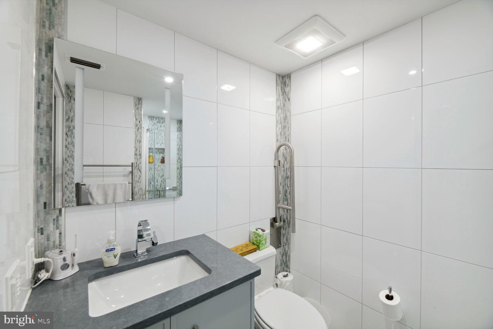 LEXINGTON SQUARE - Residential Lease