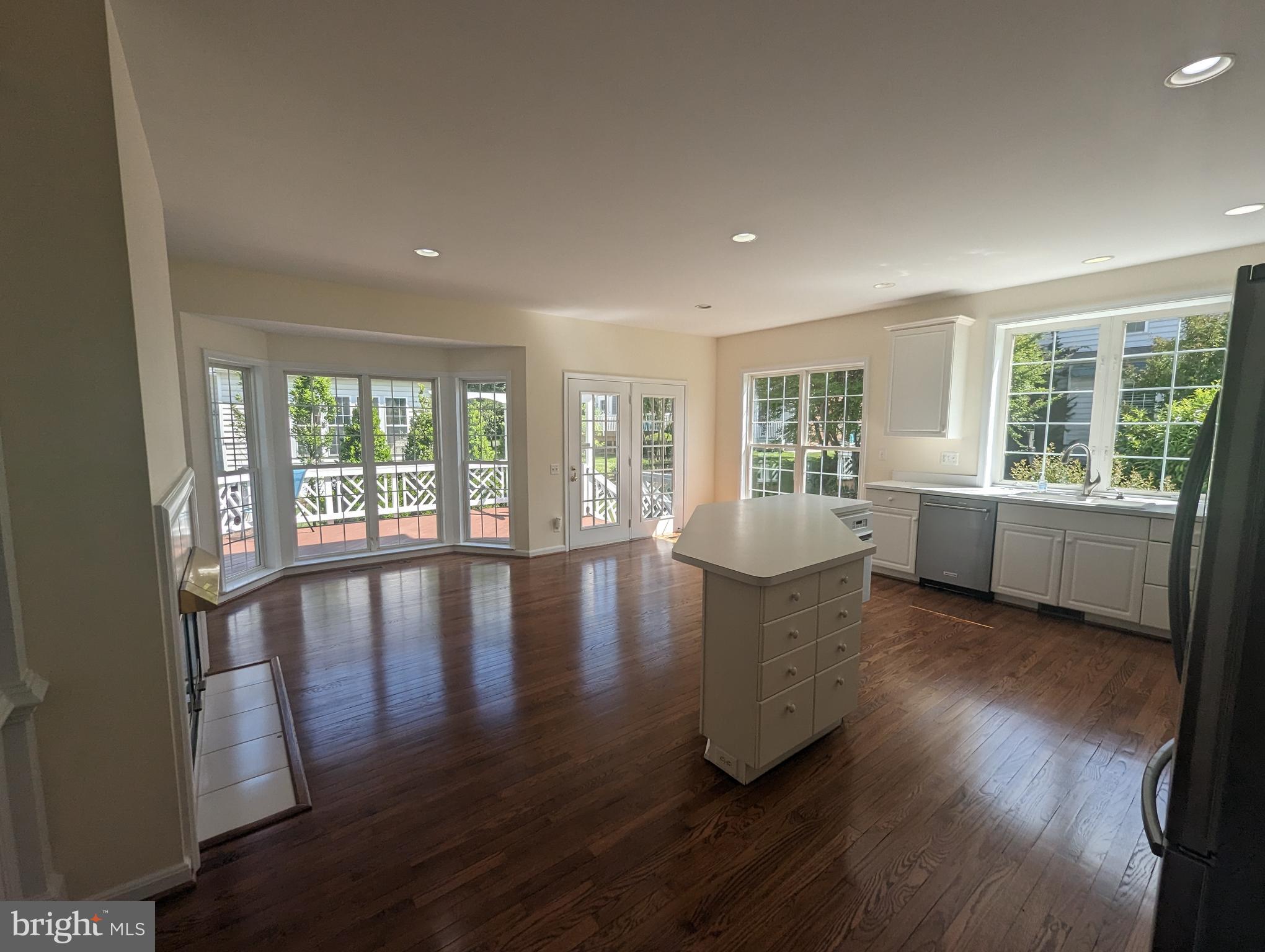 LOWES ISLAND - Residential