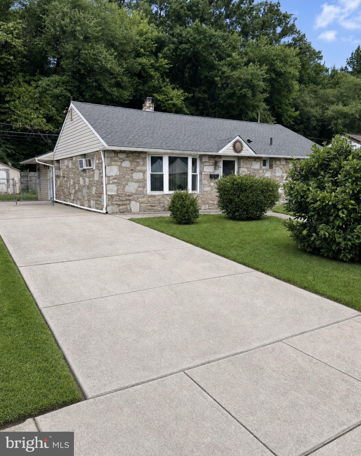 2515 WOODLAWN DRIVE