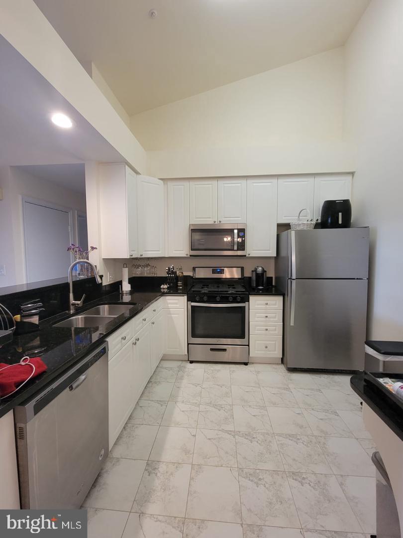 CARDINAL PLACE - Residential Lease