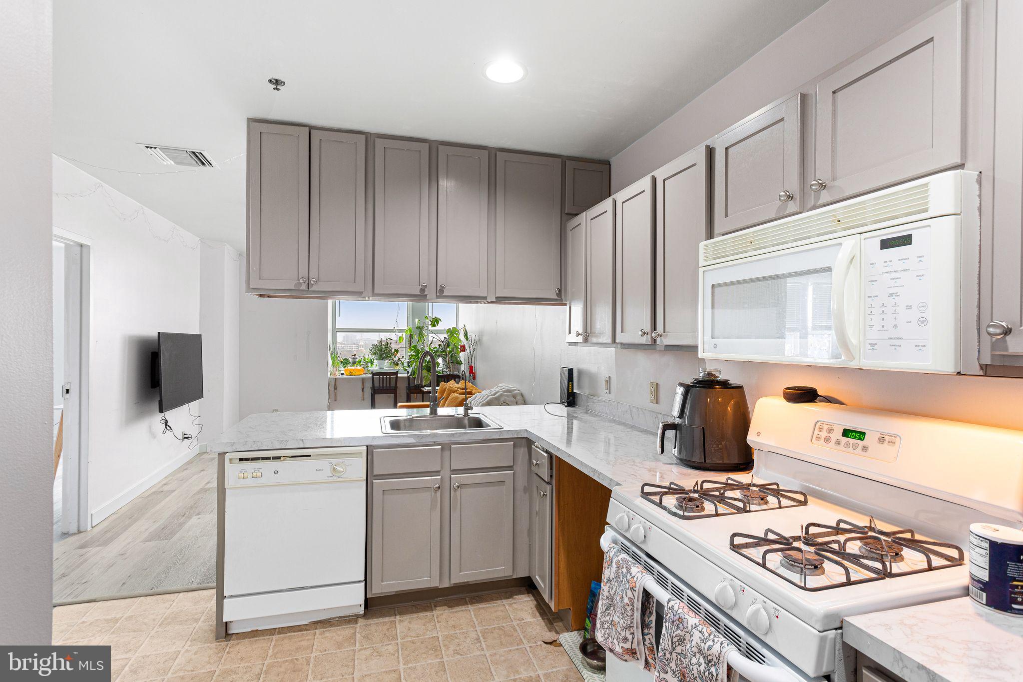1100 VINE STREET 00 1402