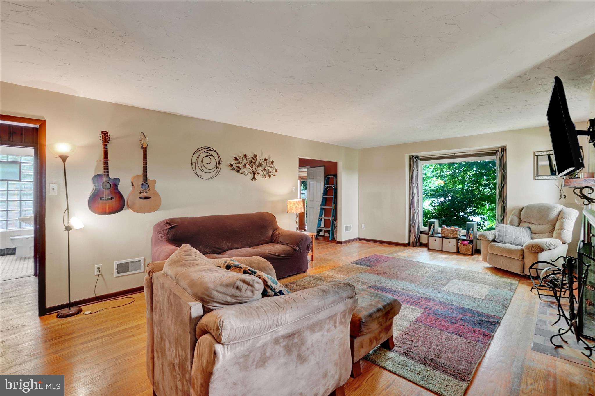 40 W LOCUST LANE
