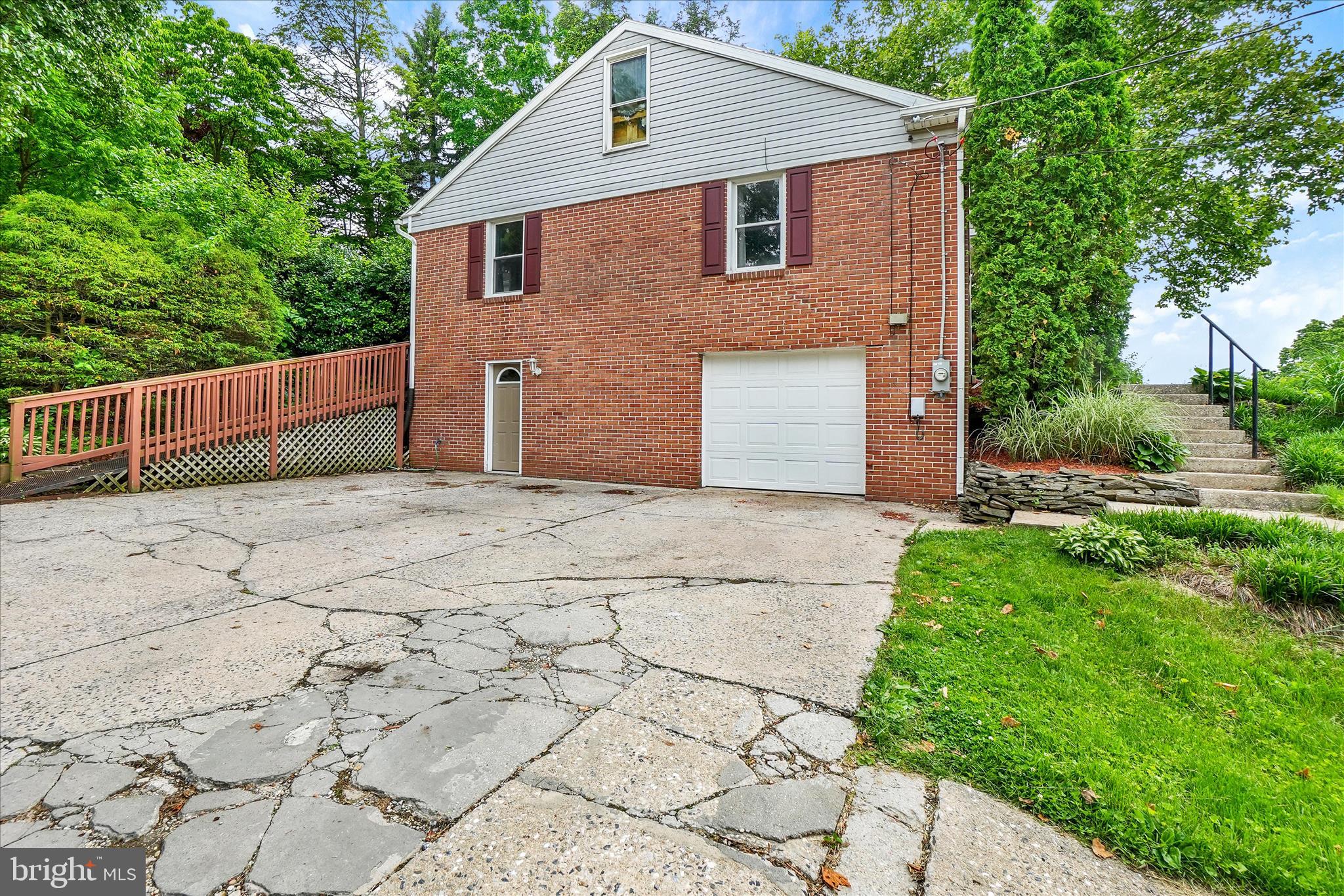 40 W LOCUST LANE