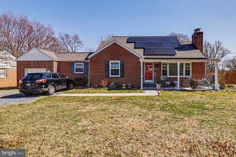 Photo of 7012 Warfield Road, GAITHERSBURG, MD 20882 (MLS # MDMC2212596)