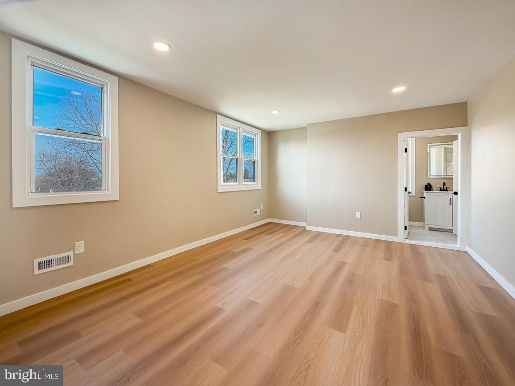 VILLAGE GREEN - Residential