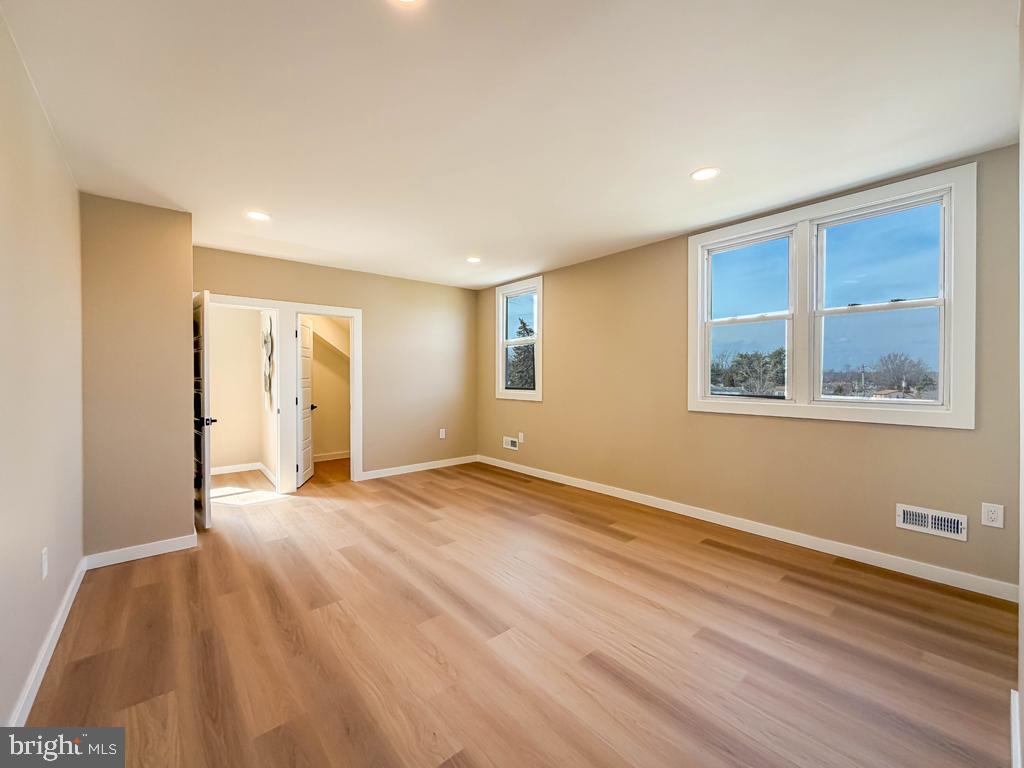 VILLAGE GREEN - Residential