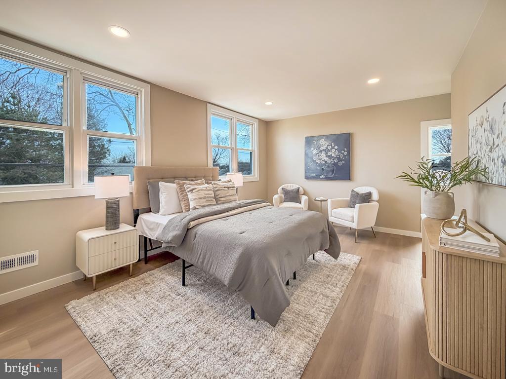 VILLAGE GREEN - Residential