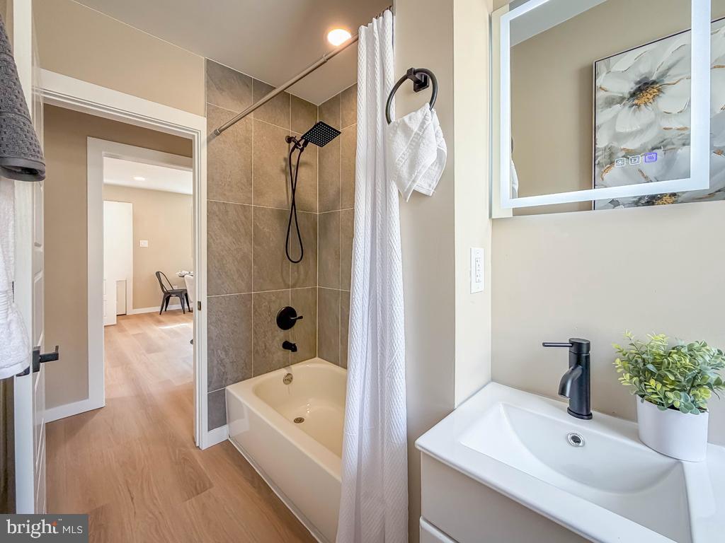 VILLAGE GREEN - Residential