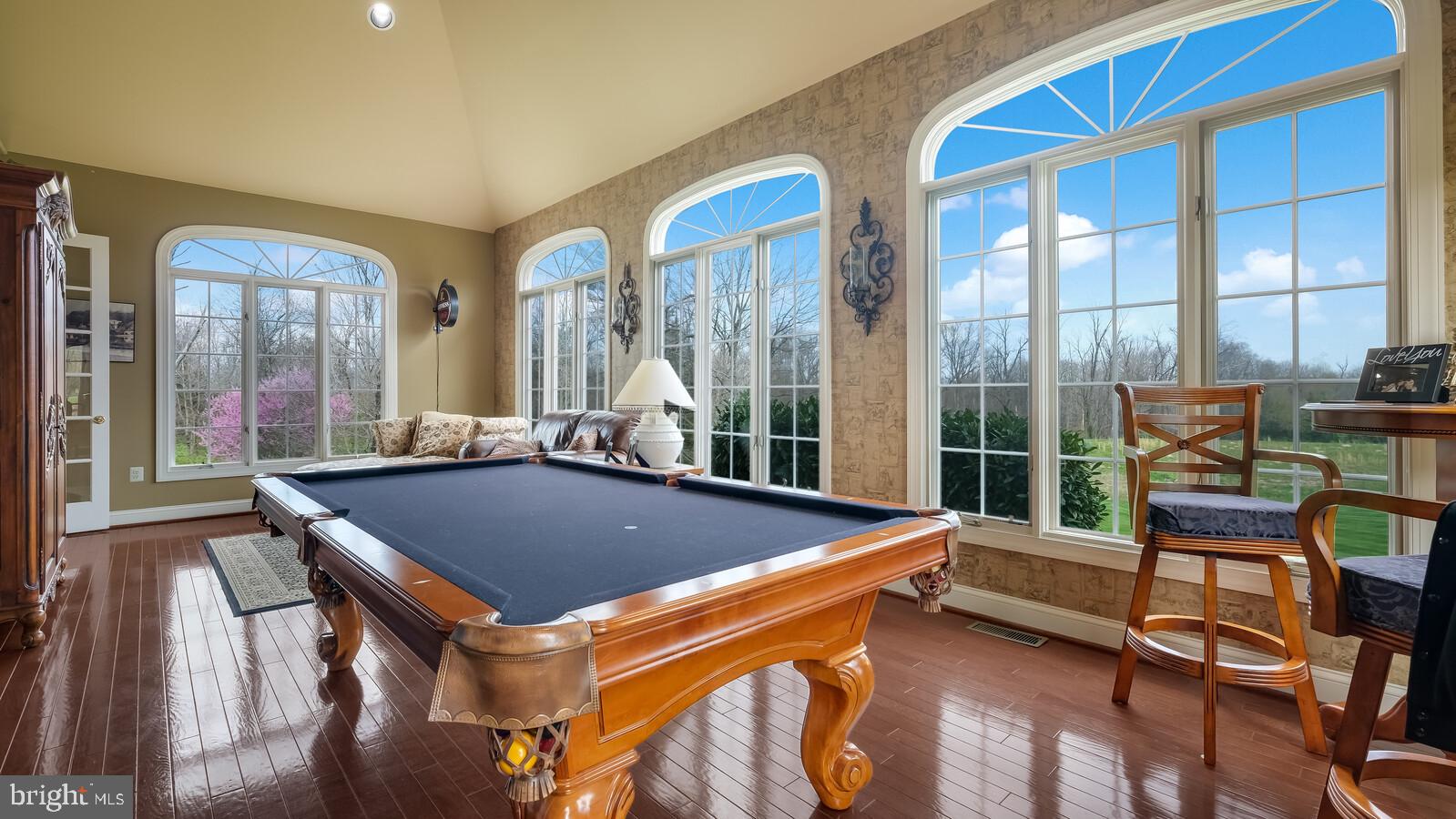 DARK HOLLOW - Residential