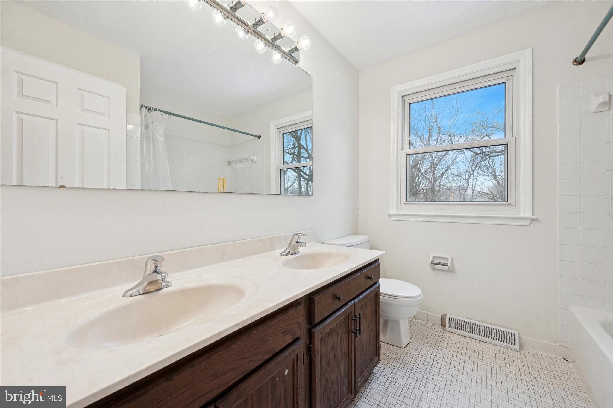 WEST GATE VIL - Residential