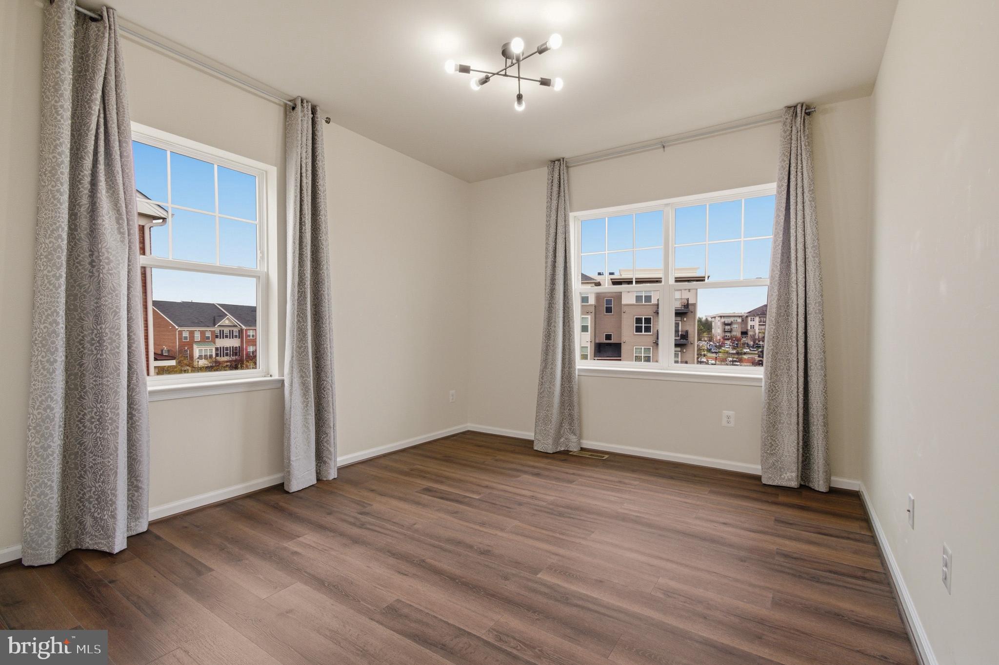 OXFORD SQUARE - Residential