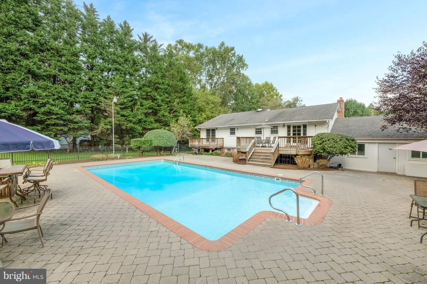 Wonderful Split foyer in sought after Davidsonville. All newer appliances, quite 1.5 + acre lot. Beautiful tree lined driveway. Self cleaning pool. New HVAC system. Freshly painted and carpets just cleaned. This is a must see! Don't wait!