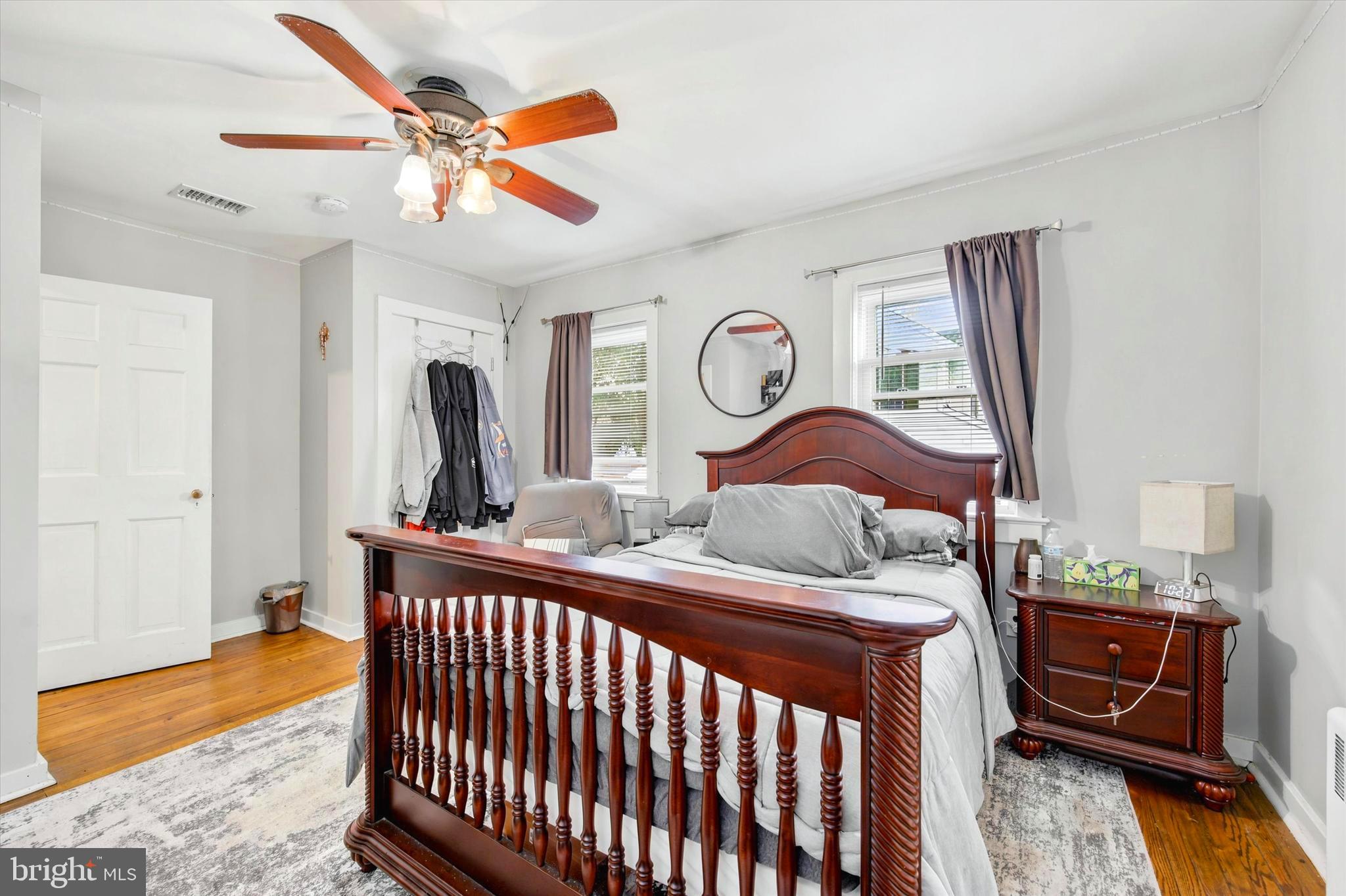 LARCHMONT SQ - Residential