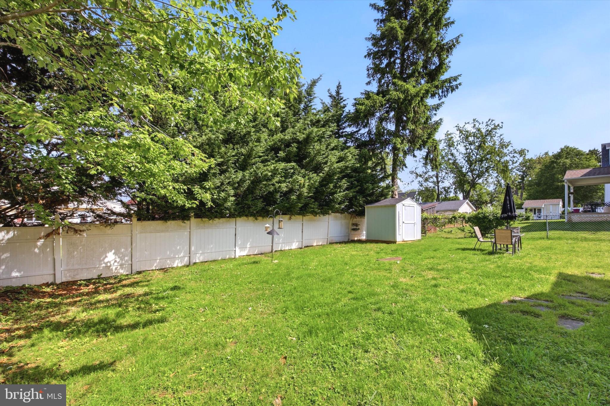 LARCHMONT SQ - Residential