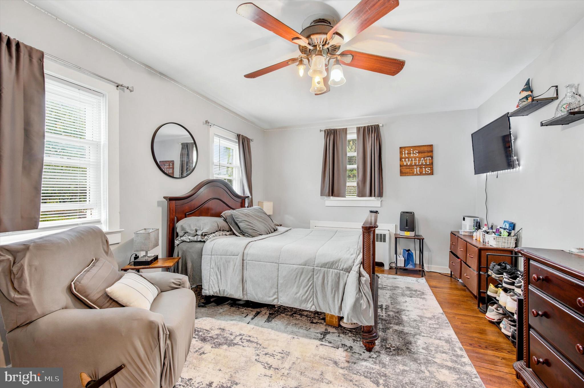 LARCHMONT SQ - Residential