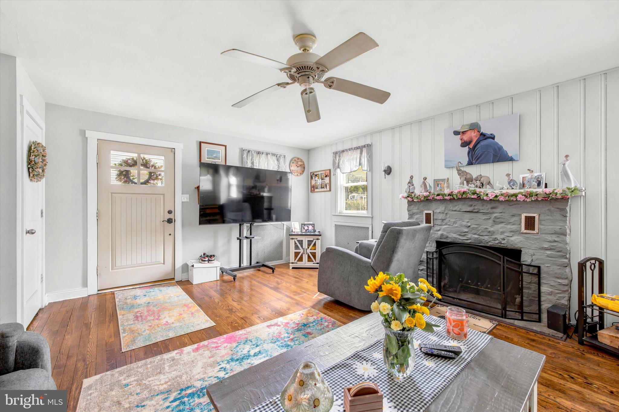 LARCHMONT SQ - Residential
