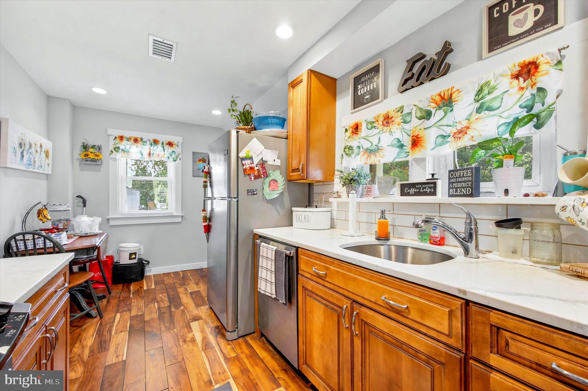 LARCHMONT SQ - Residential